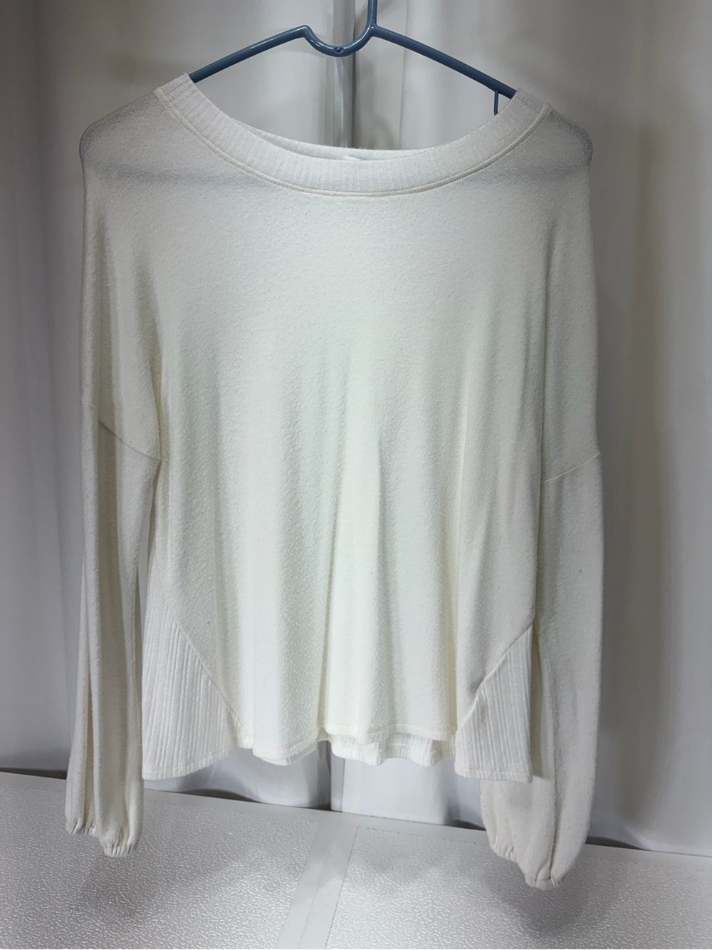 Women's Cream Long-Sleeve Lightweight Crew Top 4030